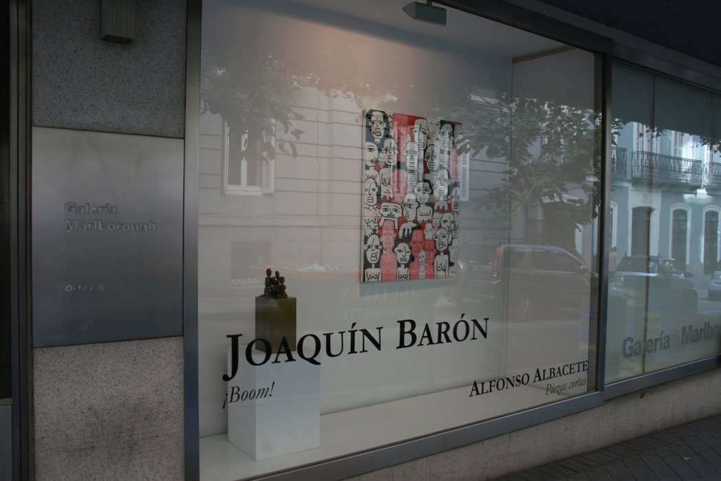 Fachada Galería Marlborough Madrid, exposición de Joaquín Barón 